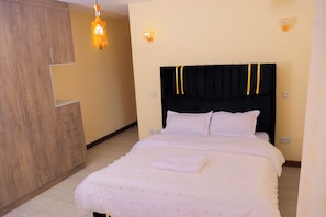 3 bedrooms, iron/ironing board, WiFi, bed sheets