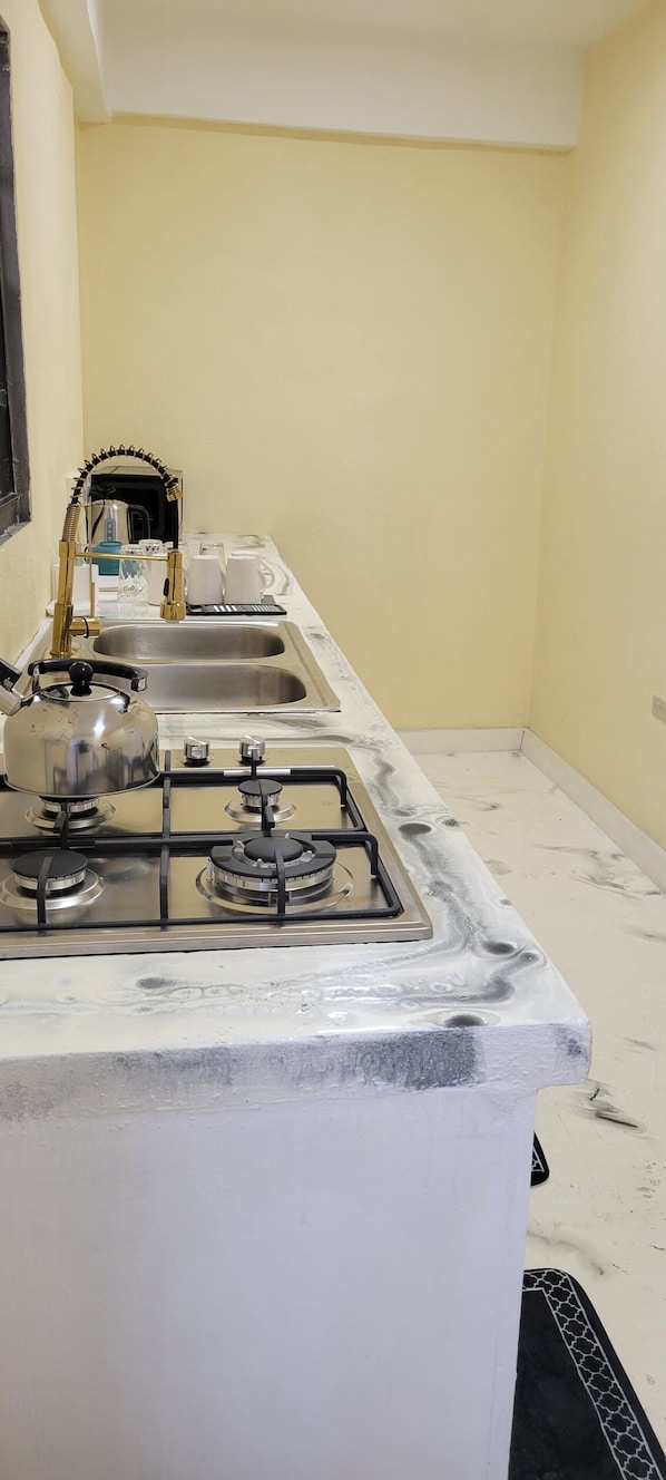 Een magnetron, een kookplaat