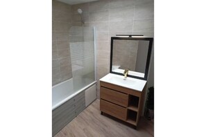 ヘアドライヤー、タオル、トイレットペーパー