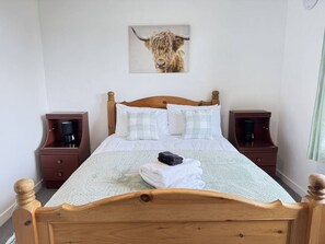 Tabla de planchar con plancha, wifi y ropa de cama