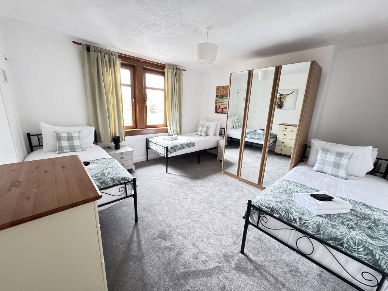 3 slaapkamers, een strijkplank/strijkijzer, wifi, beddengoed