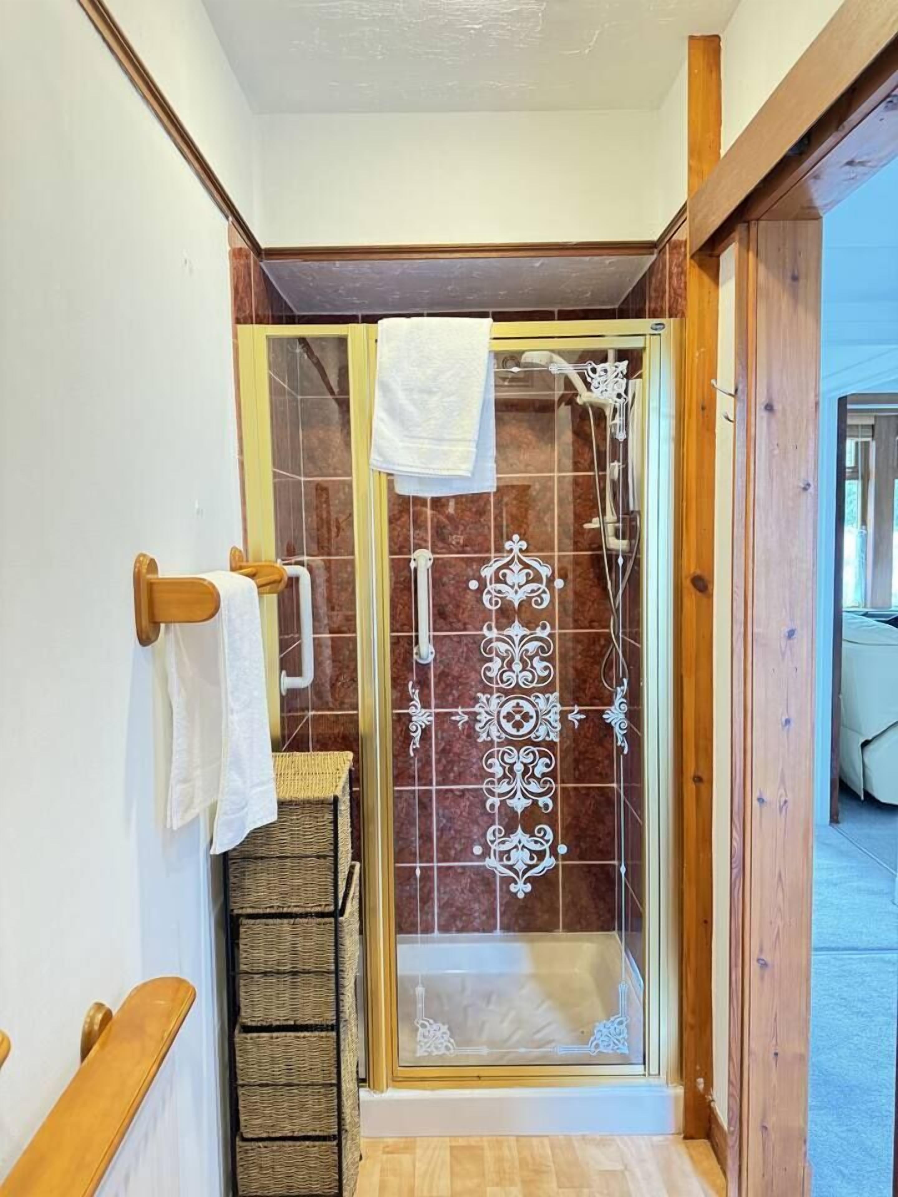 Een douche, handdoeken