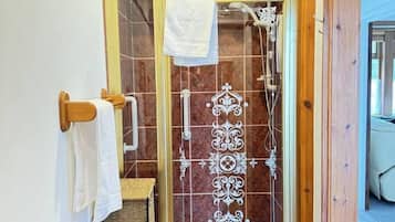 Een douche, handdoeken