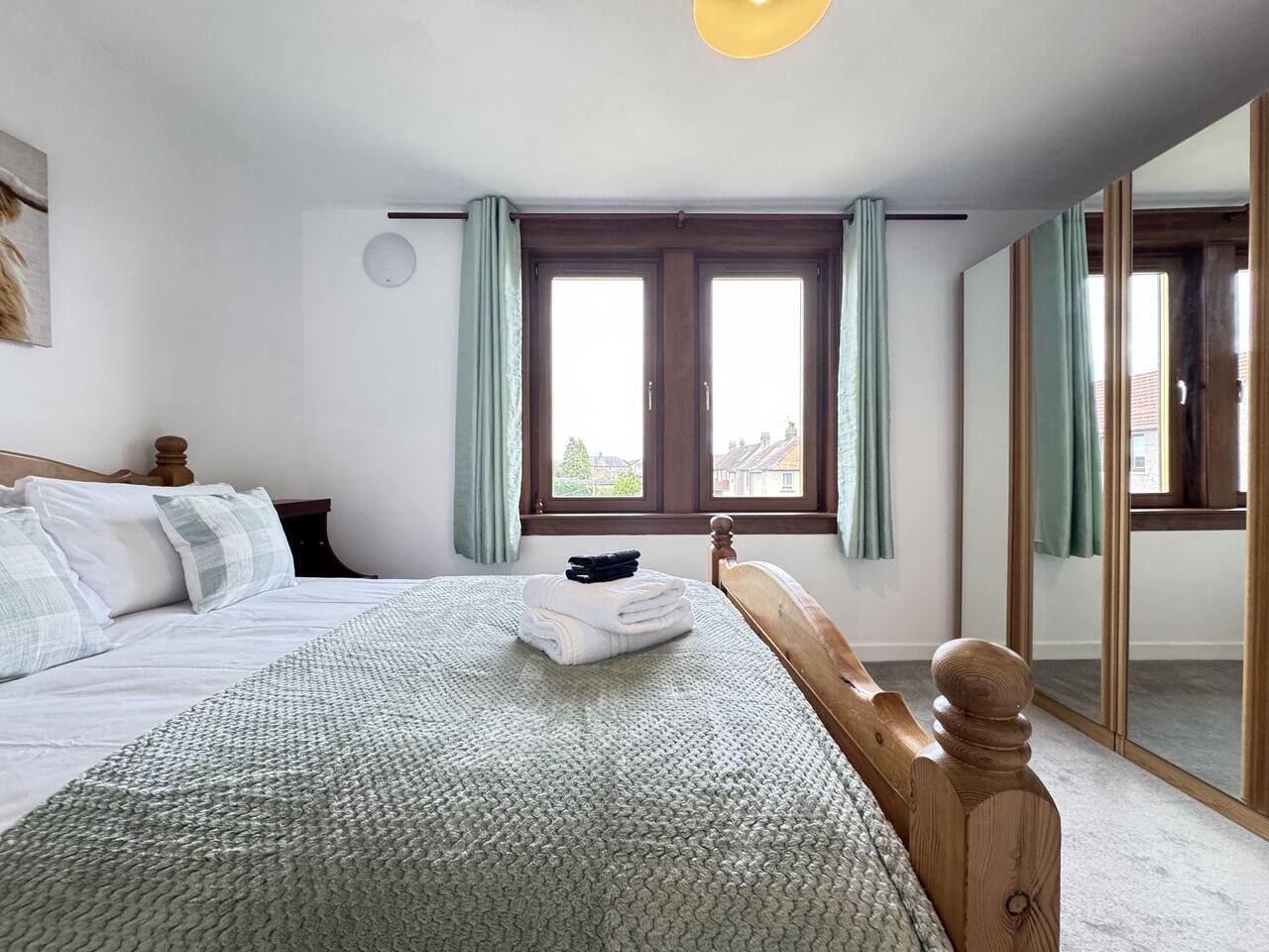 Tabla de planchar con plancha, wifi y ropa de cama 