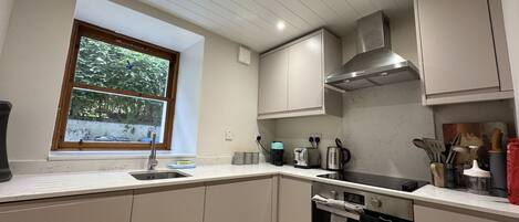 Kylskåp, mikrovågsugn, ugn och spishäll