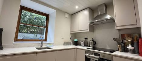 Réfrigérateur, four à micro-ondes, un four, surface de cuisson