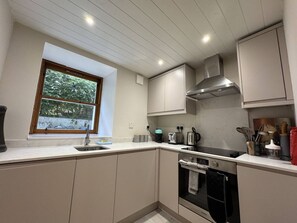 Réfrigérateur, four à micro-ondes, un four, surface de cuisson