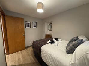 1 slaapkamer, een strijkplank/strijkijzer, wifi, beddengoed