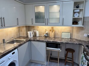 Frigorífico, microondas, horno y placa de cocina