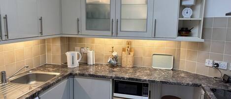 Réfrigérateur, four à micro-ondes, un four, surface de cuisson