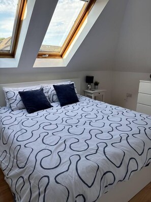 Desk, iron/ironing board, WiFi, bed sheets - Skibo Vista Dunfermline (Fife)