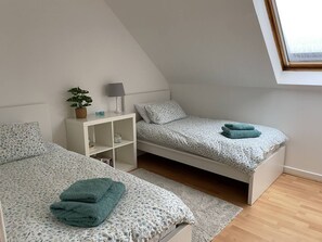 Escritorio, tabla de planchar con plancha, wifi y ropa de cama