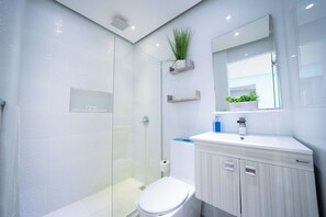 Dusche, Haartrockner, Handtücher, Seife