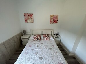 2 bedrooms, Internet, bed sheets - Cozy house near the sea (VC)