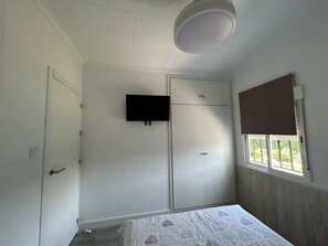 2 bedrooms, internet, bed sheets