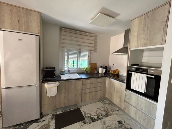 Køleskab, ovn, kaffe-/temaskine, brødrister