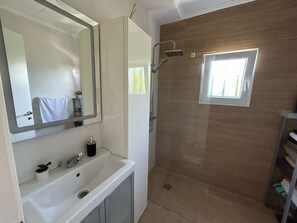 Hair dryer, towels, soap, toilet paper - Cozy house near the sea (VC)