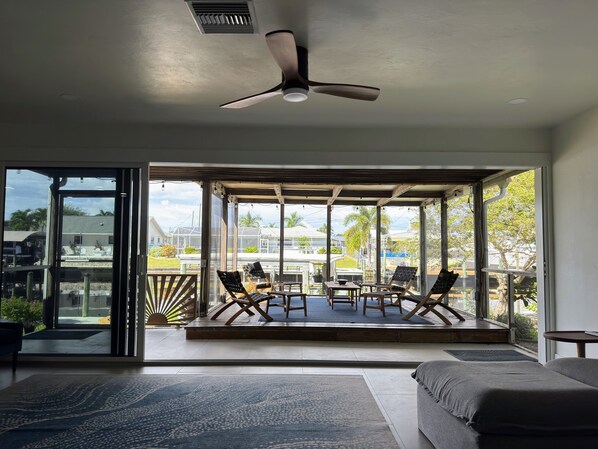 المنشأة من الداخل