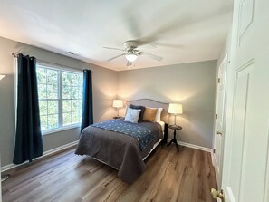 3 chambres, fer et planche à repasser, accès à Internet, literie fournie