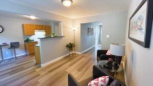 Eine moderne Wohnung mit Küche, Essbereich und Wohnzimmer.