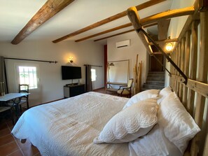 House | 6 bedrooms, bed sheets - Farmhouse With Swimming Pool in Provence (Violes)