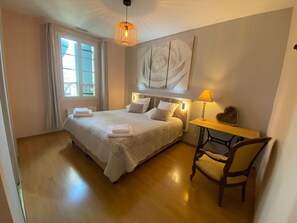 House | 6 bedrooms, bed sheets - Farmhouse With Swimming Pool in Provence (Violes)