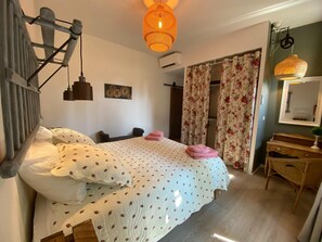 House | 6 bedrooms, bed sheets - Farmhouse With Swimming Pool in Provence (Violes)