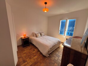 3 bedrooms, iron/ironing board, bed sheets