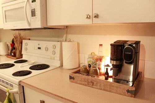 The Creekside Stay: Private Patio Downtown Kelowna