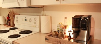The Creekside Stay: Private Patio Downtown Kelowna