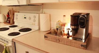 The Creekside Stay: Private Patio Downtown Kelowna