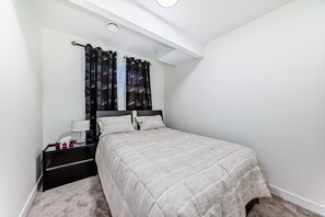 2 slaapkamers, een strijkplank/strijkijzer, gratis wifi, beddengoed