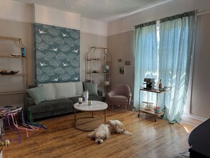 Living area - Gorgeous renovated historic 2-bedroom apartment in Kalamazoo (Kalamazoo)