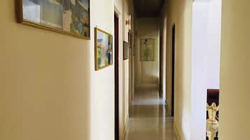 Monitor de computadora y impresora