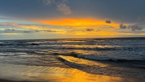 A beach with waves at sunset. - Stuart House Tangalle (Tangalle)