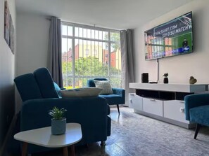 Living area - Modern Apartment 15 Minutes from the Airport & American Embassy (Bogotá)
