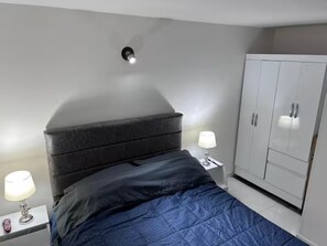 2 dormitorios, tabla de planchar con plancha, Internet y ropa de cama