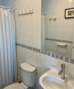 Haartrockner, Handtücher, Seife, Toilettenpapier