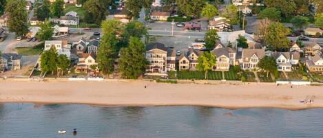 Una spiaggia nelle vicinanze