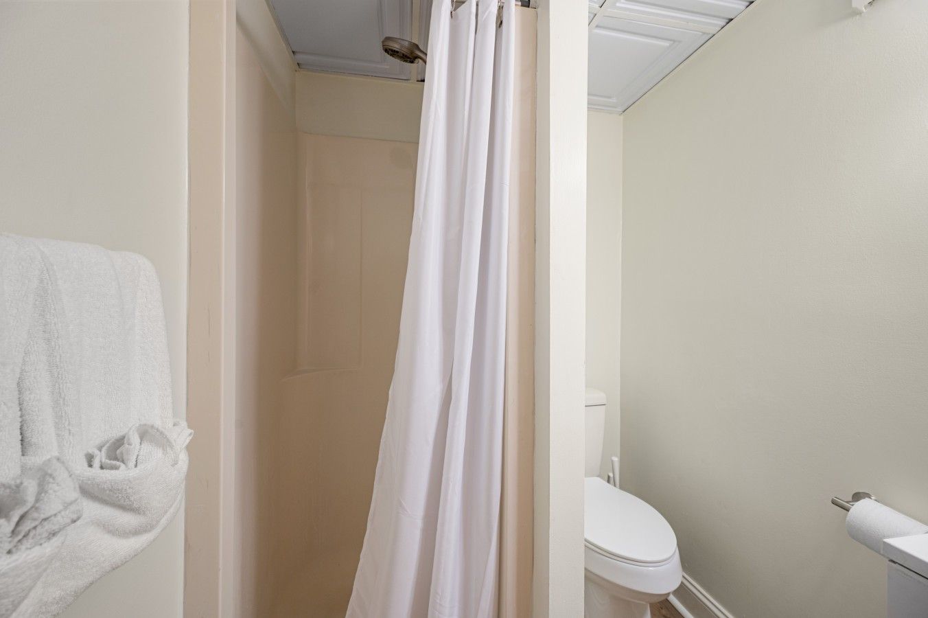 full bathroom unit 1