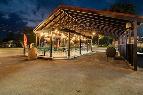 `Boardwalk Bungalow`-2 Beds, 1min walk to Beach!