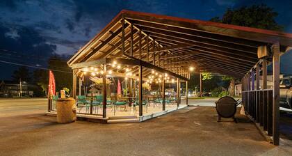 `Boardwalk Bungalow`-2 Beds, 1min walk to Beach!
