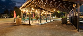 `Boardwalk Bungalow`-2 Beds, 1min walk to Beach!