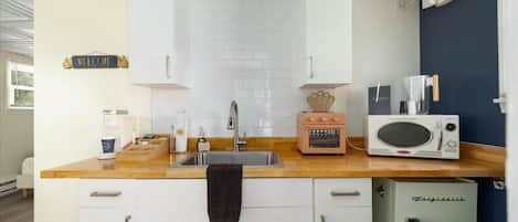 Coffee/tea maker, microwave, cookware/dishes/utensils