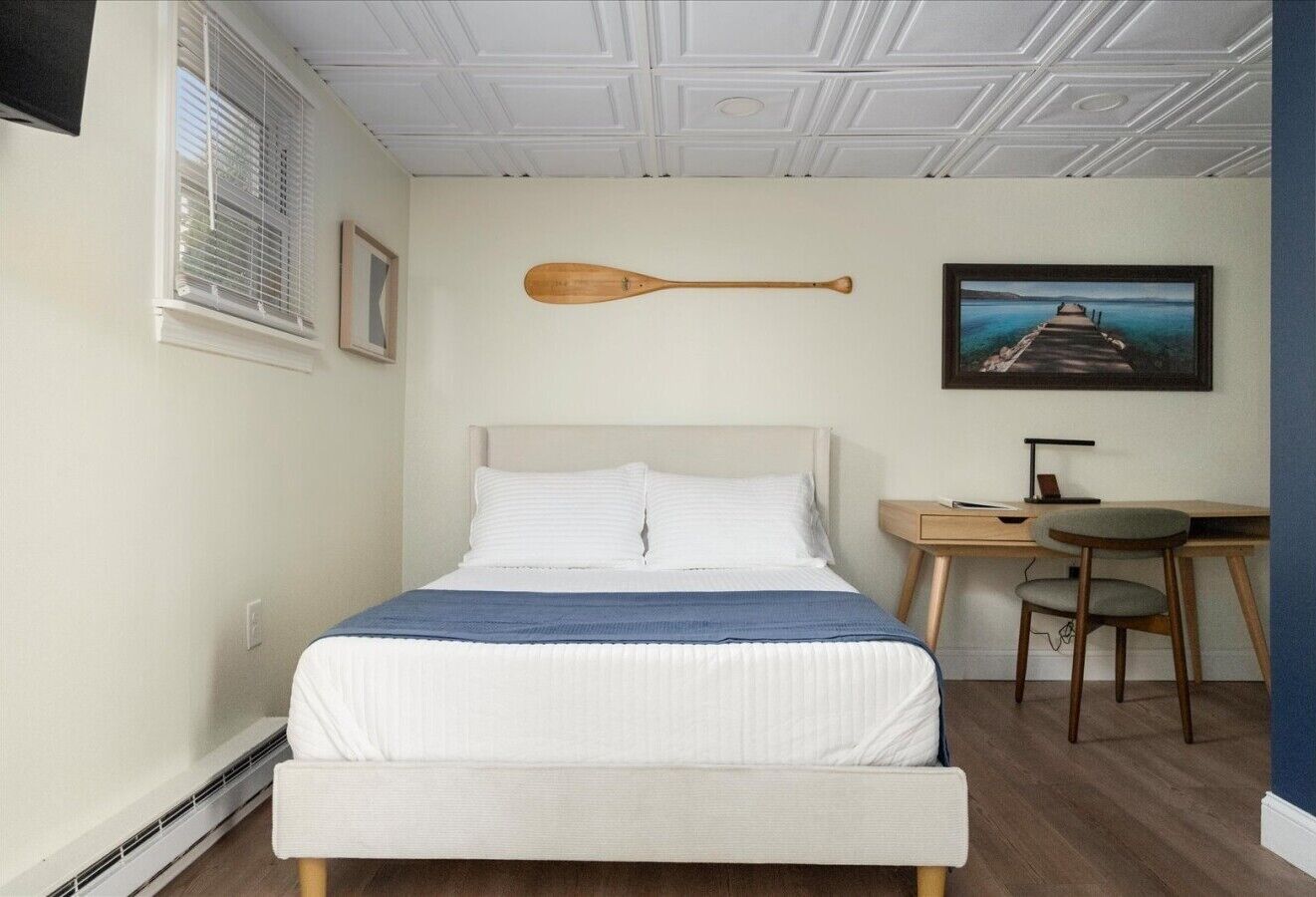 Desk, WiFi (free), bed sheets