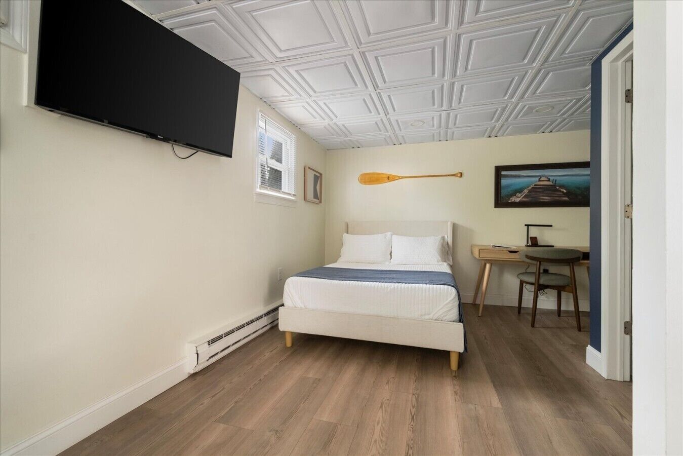 Desk, WiFi, bed sheets