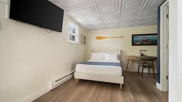 Desk, WiFi, bed sheets