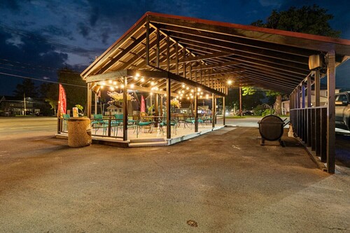 `Midway Retreat`-2 Full Beds in Sylvan Beach NEW