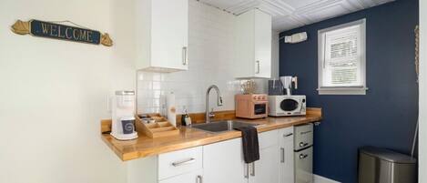 Coffee/tea maker, microwave
