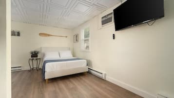Desk, WiFi, bed sheets